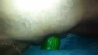 فرج فتاة سعودية السمين يلتقط خيارة في لعبة لعبة منفردة