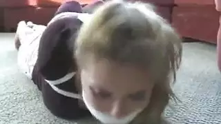 خضوع تام: عبد مقيد ومكمم لممارسة جنس عنيف