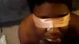 دمية جنسية معصوبة العينين تداعب ثدييها الضخمين بينما رفيقها يستثير مهبلها