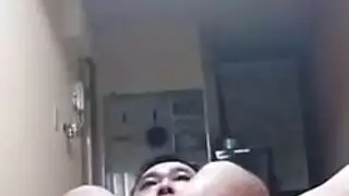 الرجل الآسيوي يترك عمله ليركز على الاختراق العميق والهزات الصارخة