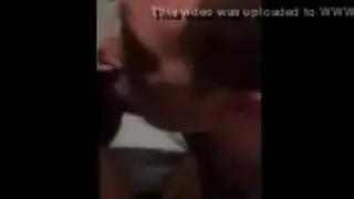 عبادة قضيب أبيض صلب من قبل شاب أشقر
