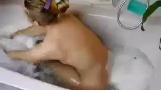 سيدة مهنية منحنية تجرب الشرجي لأول مرة