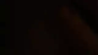 إصبع وتغطية كاملة بالسائل المنوي بينما الزوج يراقب