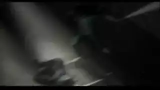 صفارات الإنذار الشابات تأخذ قضيبًا من منتج أفلام إباحية