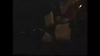 جلسة سحاق صريح لبنات يتشاركن قضيبًا صناعيًا