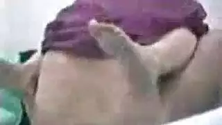 امرأة متزوجة، في فستان أبيض تقدم كس لها بعض اللاعبين للتعرف عليها