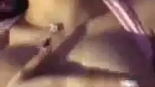 فتاة التايلاندية الحلوة هي مص ديك ضخمة صديقها أثناء الاستماع إلى معيشاته المتحمسة