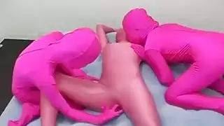 حفلة نيك ثلاثية سحاقية: ألعاب ذكرية مزدوجة وقذف