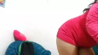 تلعب بكسها وتمارس الأستمناء بمفردها