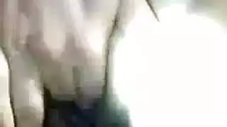 جلسة استمناء ساخنة مع سمراء ممتلئة الجسم ترتدي الوردي