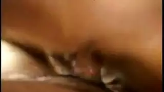 شقراء مراهقة ذات أثداء طبيعية كبيرة في جماع جماعي