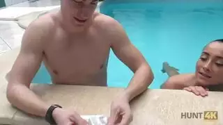 يشاهد زوجته تنيك