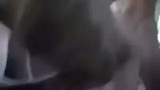 عاهرة موشومة تعرض حفرها في جلسة تنورة زهرية إباحية