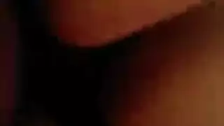 صديقة مستعرضة تلعب بفرجها المبلل، راغبة بنكاح على الطريقة الإباحية