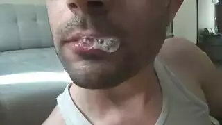 كاميرا سرية تتجسس على جلساتها الإباحية الخاصة