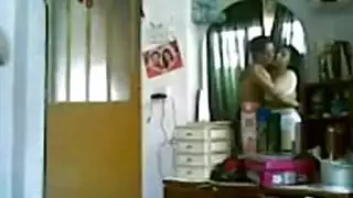 وسيم باكستاني وامرأة ناضجة مغرية في شريط جنسي مسرب