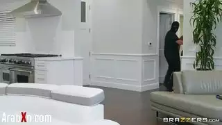 مشهد إباحي: السرقة تؤدي لجماع عنيف مع ربة منزل متلهفة