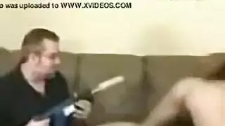 ثلاثة قضبان غليظة تضرب عاهرات متلهفات في هذا المشهد الإباحي