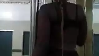 رجل خجول ينضم لثلاثي مثيّر لممارسة جنس جماعي حماسي