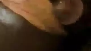 سمراء متهورة تدعو صديقها المقرب لجلسة مص وجنس