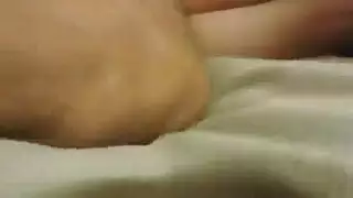 شقراء صغيرة تتلقى كريمية سميكة في البنطال الداخلي