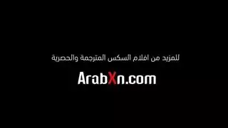 امرأة أكبر تعلم شابًا درسًا باستخدام مهبلها