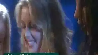 ركوب خشن: شقراء تُمسك وترفع لاختراق عميق