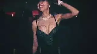 عاهرة مراهقة صغيرة تمتلكها فتاة ذات أثداء كبيرة