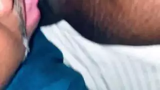 السيدة السمراء تحصل على كسها الرطب المحلوق التهامه في مشهد إباحي