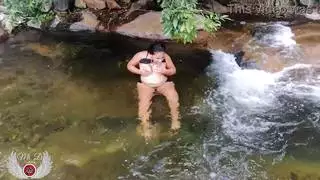 كشف علني للكس: بينيلوبي أولسن تظهر كسها المبلل وبزازها الطبيعية في العراء