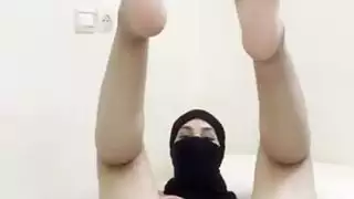 وقت اللعب بالفرج: فتاة عربية خجولة في الحجاب تستمتع بنفسها