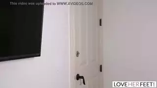 زوجة رشيقة تلهو أقدامها قبل أن تأخذ عضوه الصلب