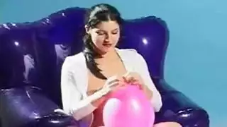 صفع مؤخرة جي لو المثيرة في البورن