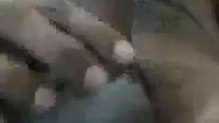 جنس على جانب المنحدر: هولي مايكلز تظهر أثداءها الضخمة وتأخذ قضيبًا