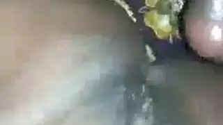 زوجة مثيرة تفاجئ صديقًا بجنس جماعي صريح