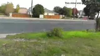 الفتاة مرتدية الجينز تأخذ قضيبًا كبيرًا في كل وضعية لأقصى متعة