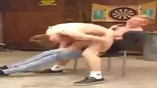 جنس جماعي بقضبان وحشية: فتاتان تأخذان كل بوصة في هذه الوليمة الجنسية