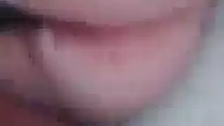 فتاة صغيرة تخدم قضيب أبيها الكبير المنتصب