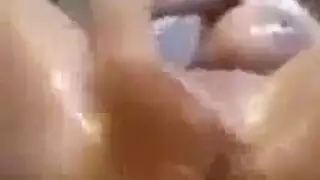 جميلات مثيرات يتناوبن على مص قضيب كبير وقاس