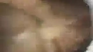 ضباط شرطة ينكحون عاهرة سمراء مبللة بعد أن تمتصهم