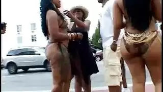 فتاة ساخنة تحصل على تدليك لمؤخرتها الممتلئة ومهبلها المبلل قبل الجنس