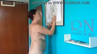 فتاة هندية عارية يلوّن فرجها في فصل فن جنسي صريح