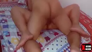 ربة منزل عربية تأخذ قضيب الجار الصعب بينما الزوج غائب