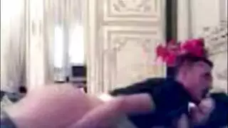 خادمة عربية ساخنة تُهيمن عليها في جلسة جنس صريحة