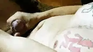 رجل يبحث عن الإباحية يطارد عاهرة ساقطة لتركب عضوه