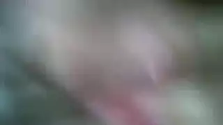 سمراء مكتشفة وهي تمارس العادة السرية بشقة – أجبرت على تقديم عرض