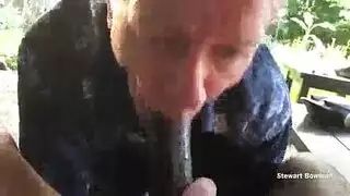 رجل أصلع يركب الثدي الصلب لصديقته الآسيوية أثناء وجودهم ثلاثي من ثلاثة أشخاص