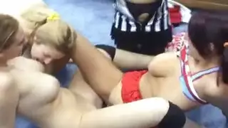 حفلة جنس سحاقي: فتيات يهجن بالدمى الجنسية والمقص