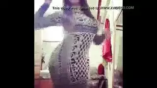 هز الموخرة عرينه