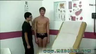 تدليك طبي إباحي: الطبيب يضرب كسًا ضيقًا بجهاز اهتزازي